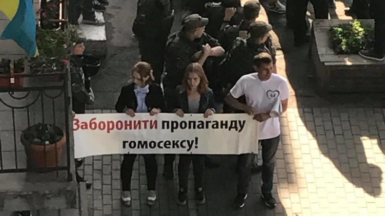 Протестующие не хотят проведения в столице ЛГБТ-парада КиевПрайд, фото: facebook.com/pokalchuko