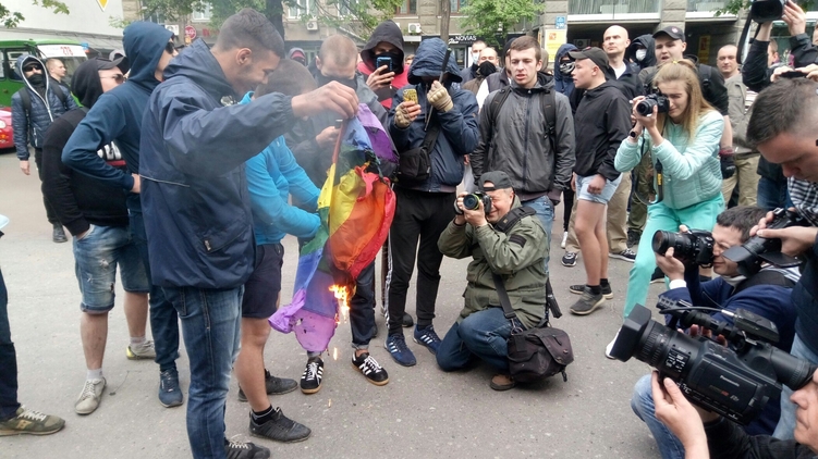 Представители радикальных фирм агрессивно выступают против ЛГБТ-активистов, и называют их педофилами, Фото: