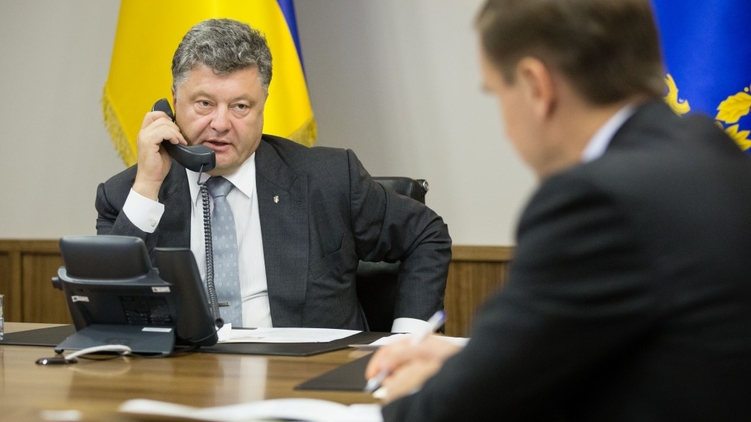 Петр Порошенко уже давно не пользуется открытой мобильной связью, фото: president.gov.ua