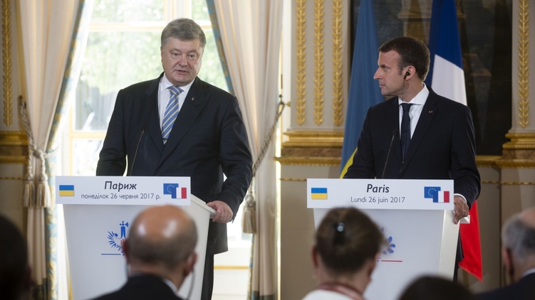 Президент Франции Эмманюэль Макрон (справа) хочет прийти к миру на Донбассе через Нормандский формат, фото: president.gov.ua