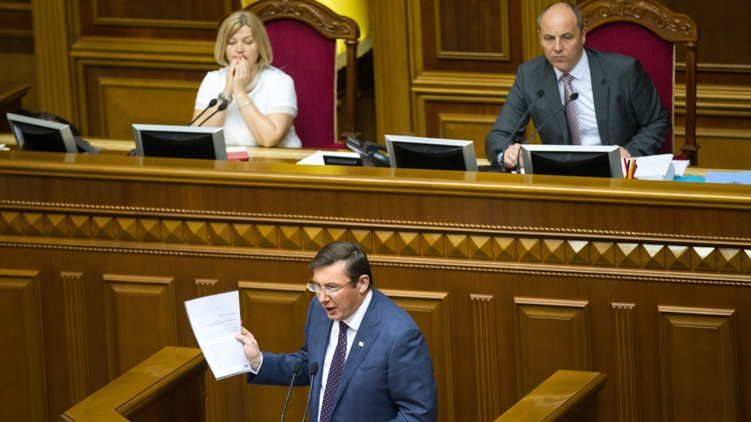 Снятие неприкосновенности с пяти депутатов превратилось в жесткое противостояние народных избранников и генерального прокурора, фото: Украинские новости