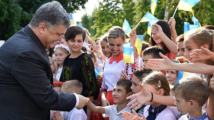 Петр Порошенко на открытии школы в Донбассе. Фото - АП