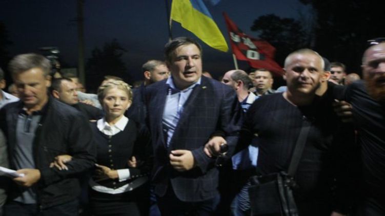 Михаил Саакашвили (в центре) укрепляет политический союз с Юлией Тимошенко (вторая слева) и другими оппозиционными политиками, фото:rns.org.ua