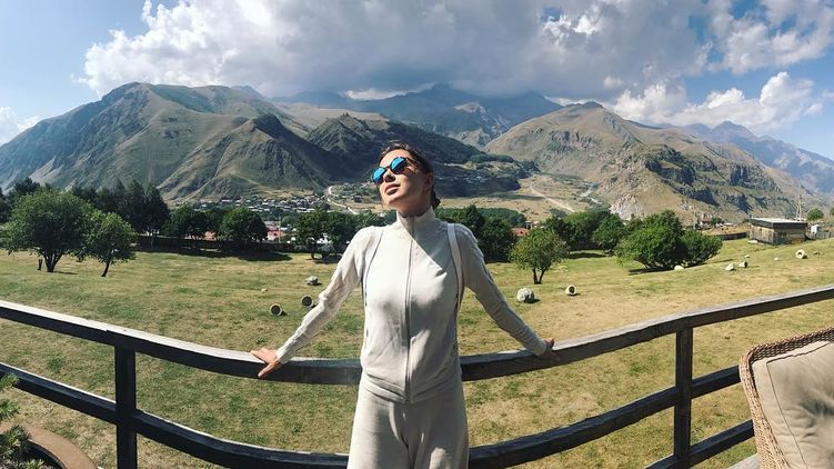 Настя Топольская на фоне потрясающего пейзажа Грузии, фото: instagram.com