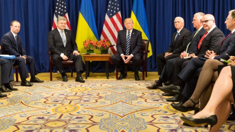 На длившейся более часа встрече Трамп и Порошенко не оставались тет-а-тет. Фото: пресс-служба Белого дома
