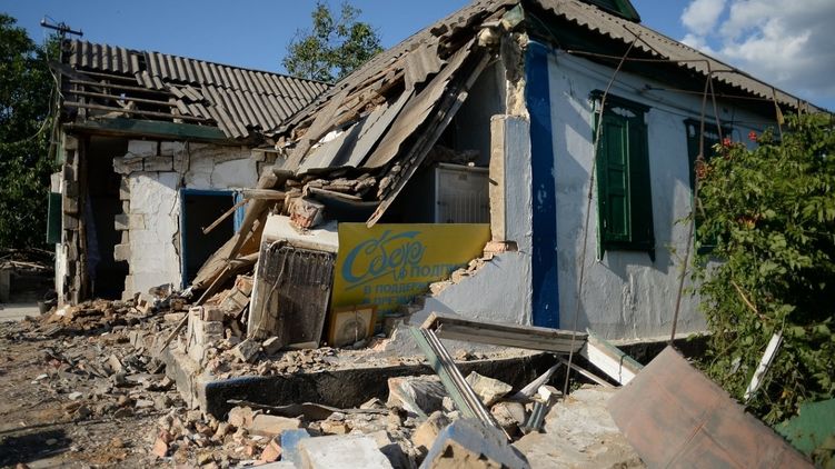 Разрушенный дом в зоне АТО, фото: ukranews.com