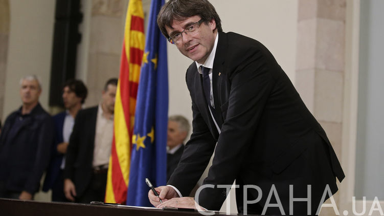 Глава Каталонии Карлес Пучдемон подписывает Декларацию независимости, фото: AP