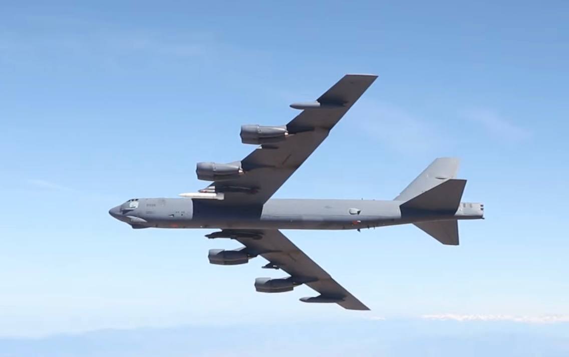 Стратегический бомбардировщик B-52H и во время полета над Тихим океаном