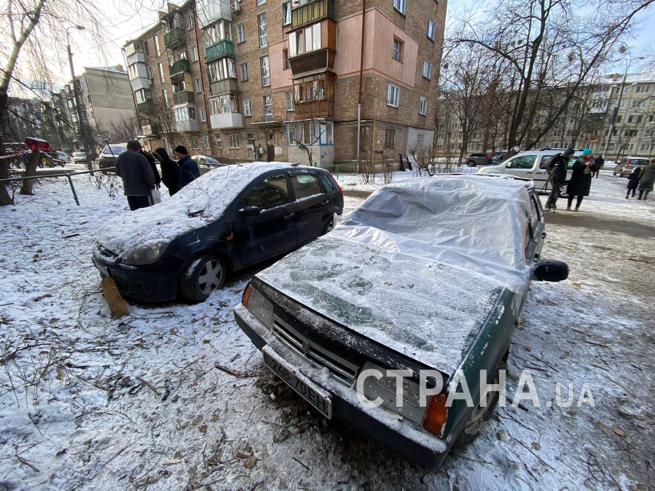 Киевляне чинят свой дом после попадания в него обломков сбитого иранского дрона