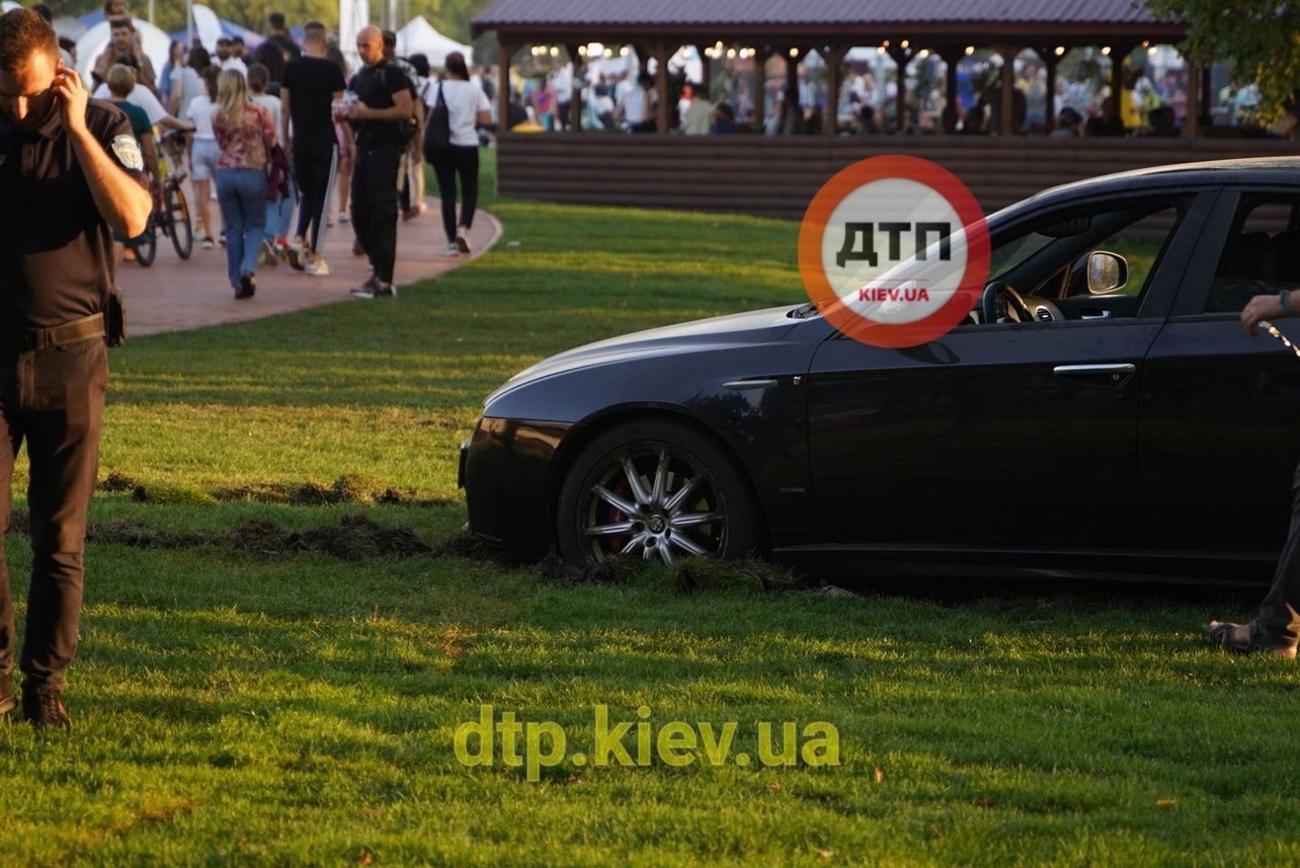 Авто припарковали на газоне киевского ВДНХ