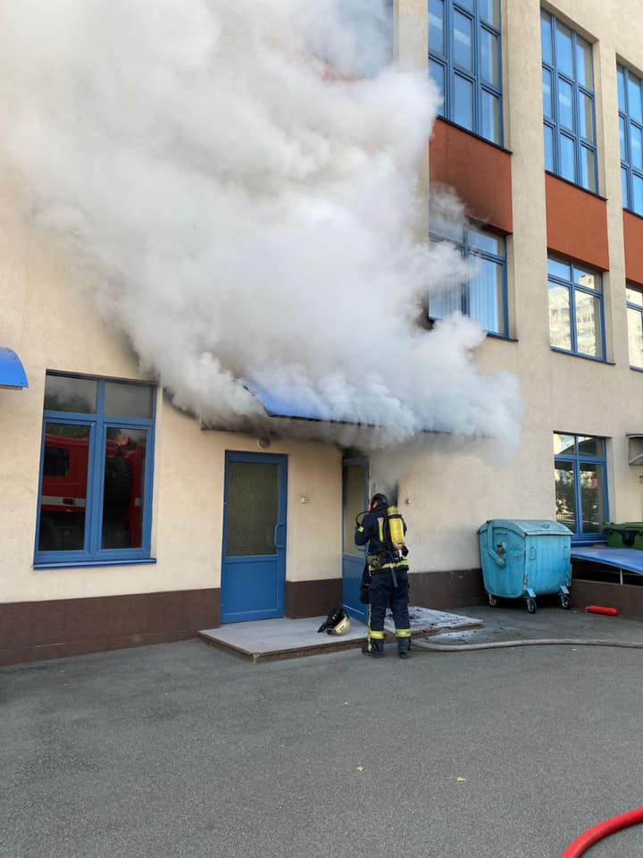 В киевской гимназии произошел пожар. Скриншот из сообщения ГСЧС