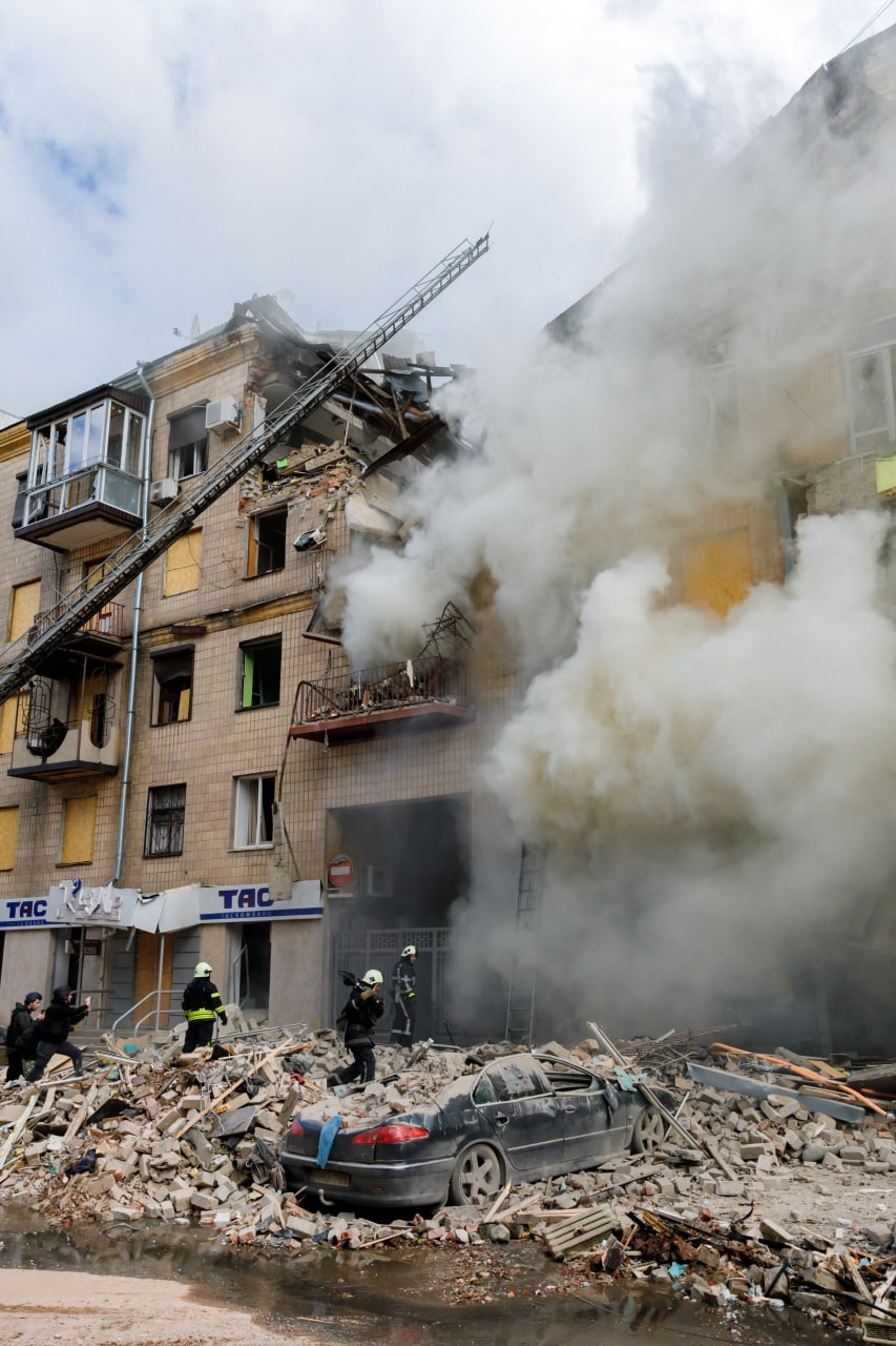 Синегубов опубликовал новые фото повреждений в Харькове