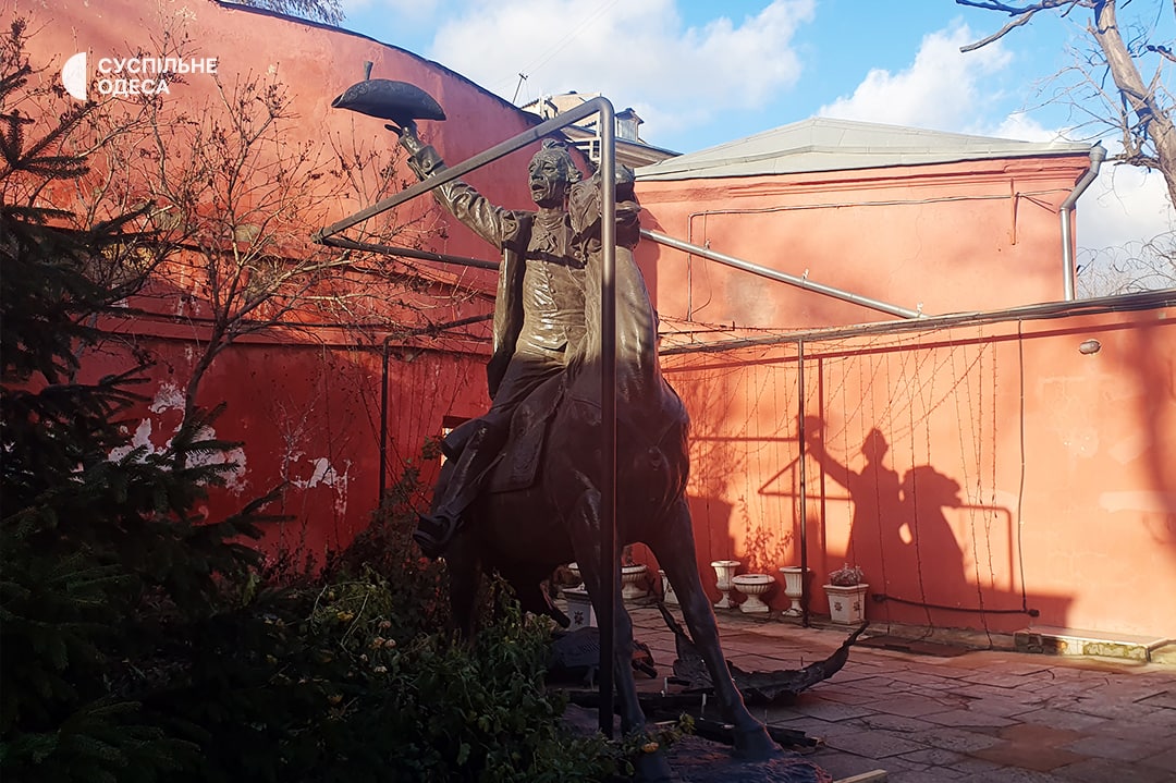 Фото памятников Екатерине и  Суворову после демонтаж в Одессе