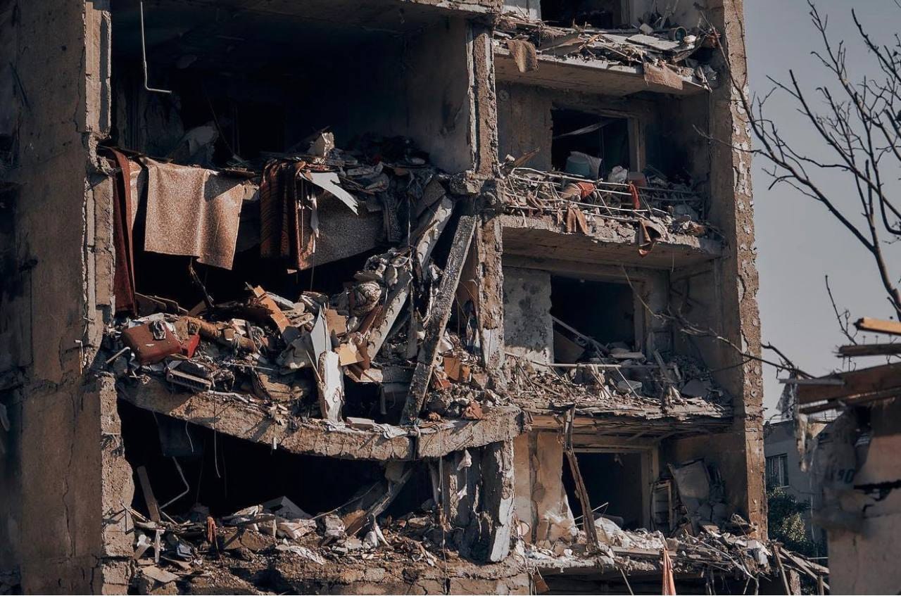 последствия удара по многоэтажке в Сергеевке. Фото: Сергей Крук
