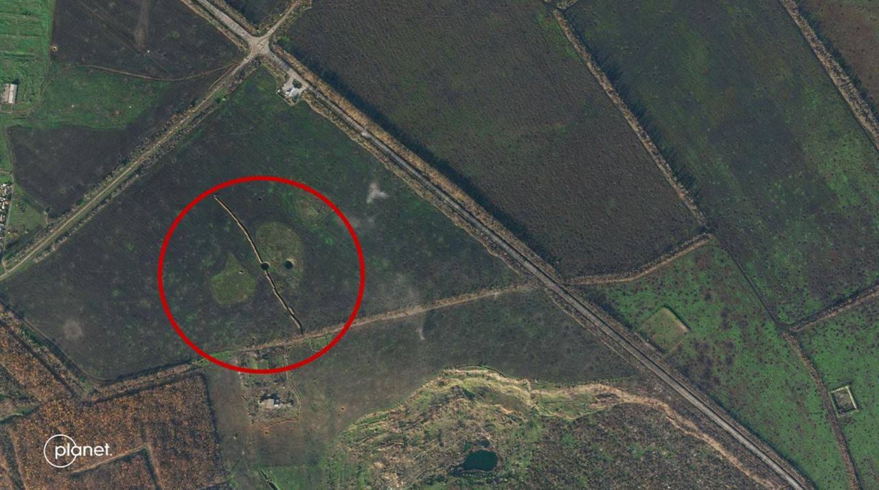 Спутниковый снимок окопов россиян на линии фронта в Украине