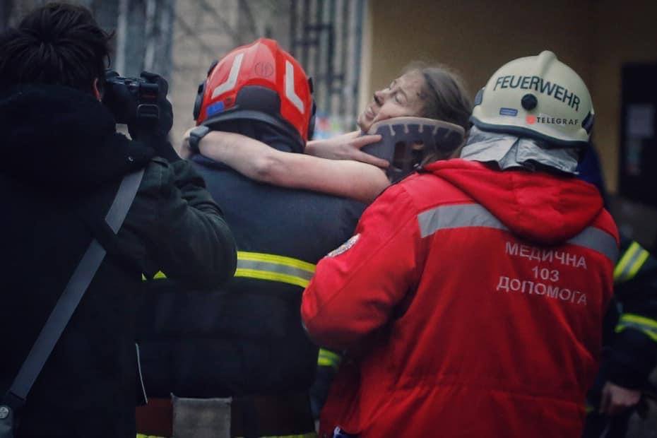 Фото со спасённой из под завалов дома в Днепре женщиной публикует Офис президента