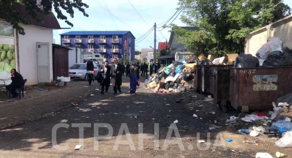 Во время празднования еврейского Нового года улица Пушкина переполнена мусором