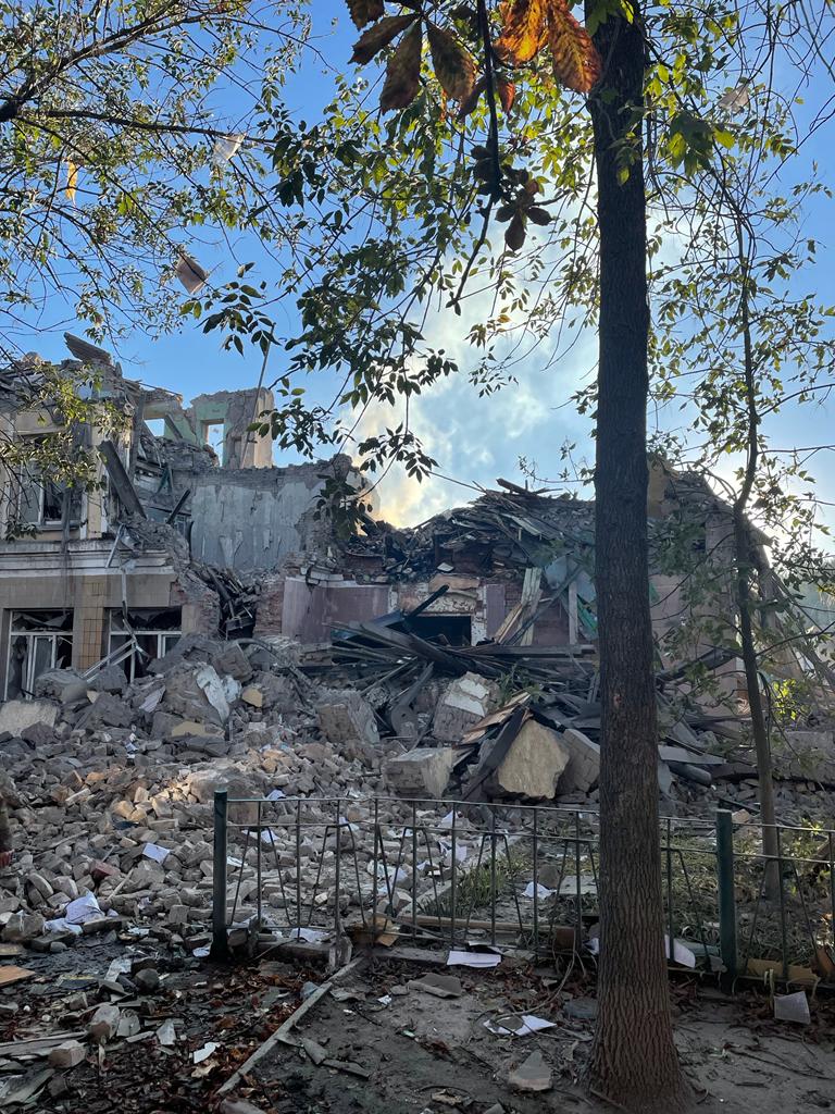 Ночью россияне разбомбили здание гимназии №2 в Курахово Донецкой области