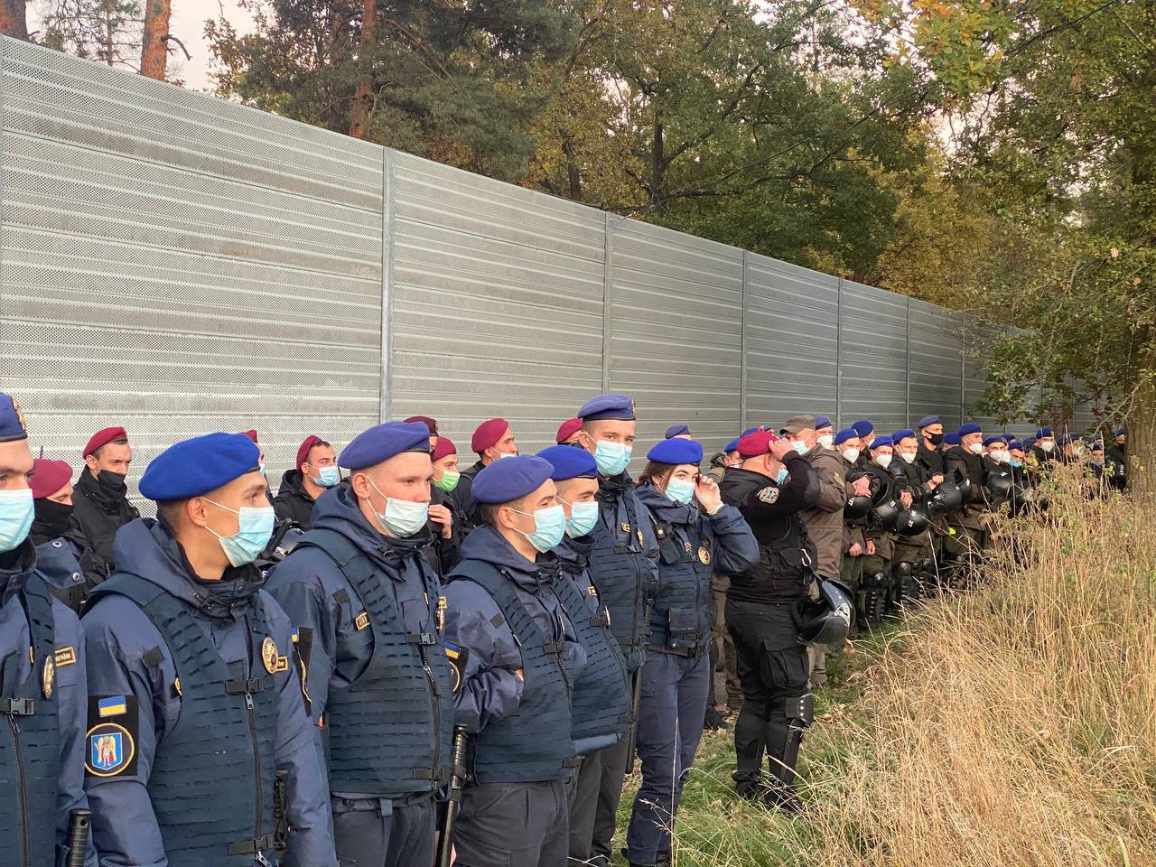 Количество правоохранителей на акции сторонников Порошенко гораздо больше.