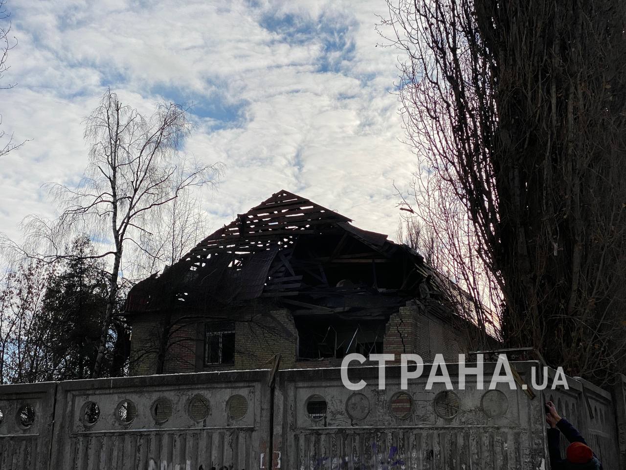 Киевляне чинят свой дом после попадания в него обломков сбитого иранского дрона