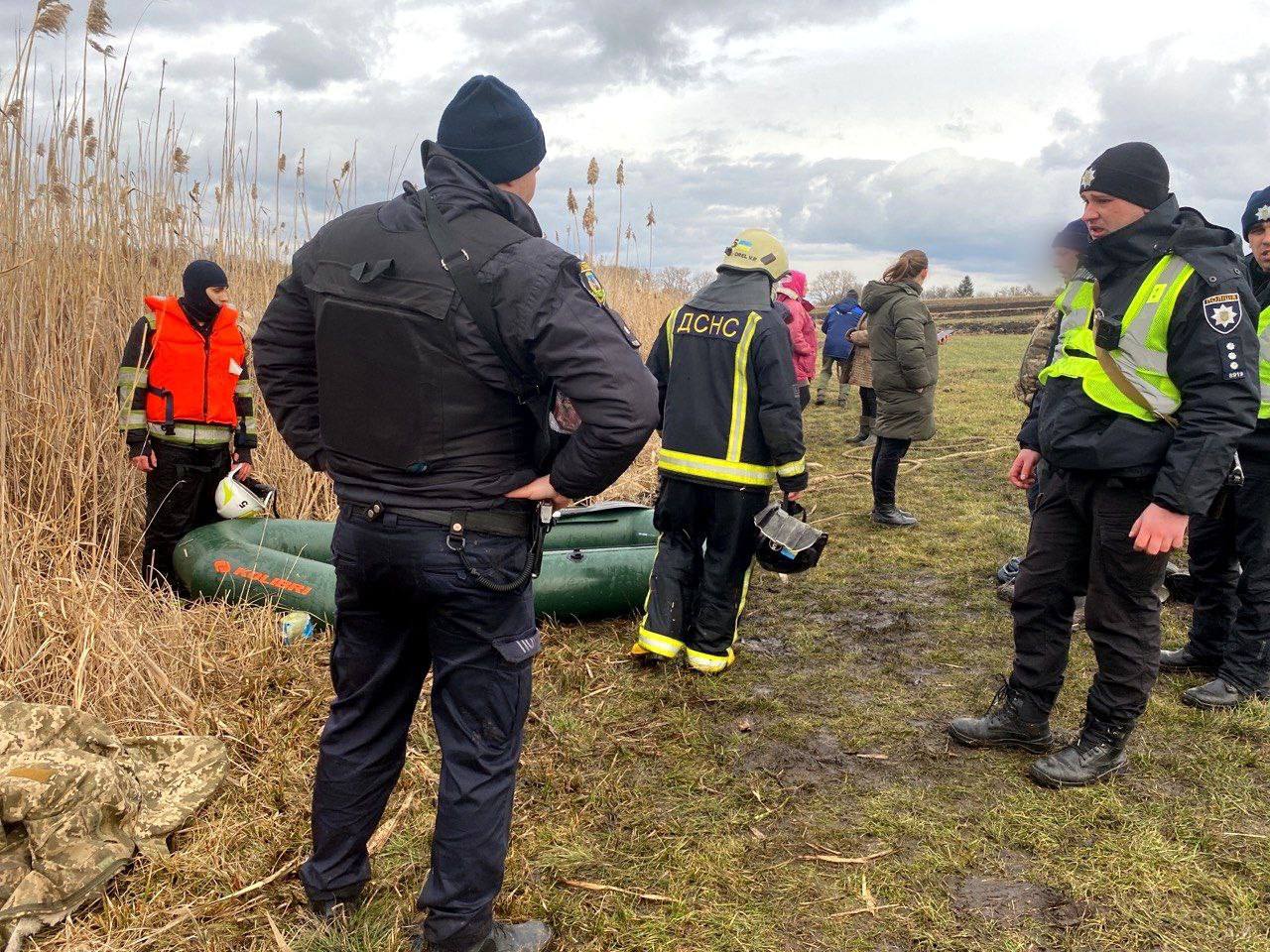 Под Киевом спасатели ищут рыбака, который провалился под лед