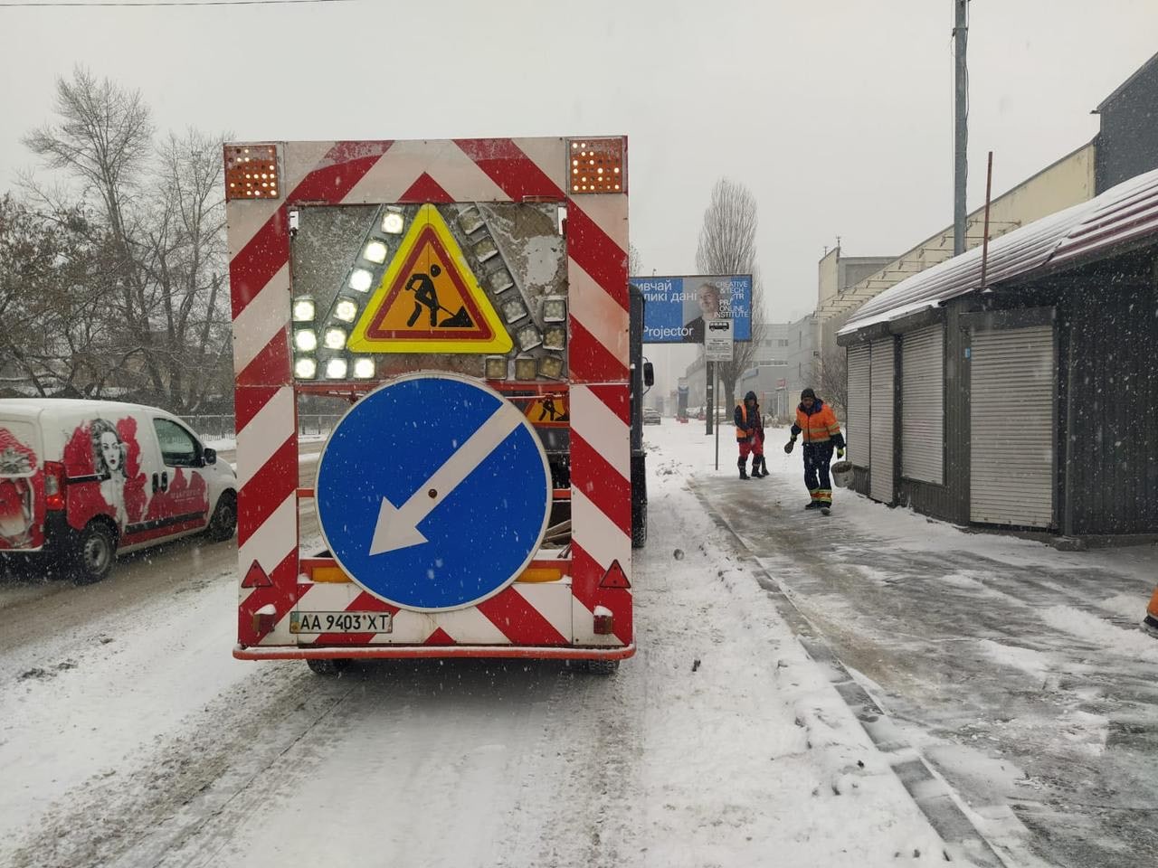 На дорогах коммунальщики убирают снег