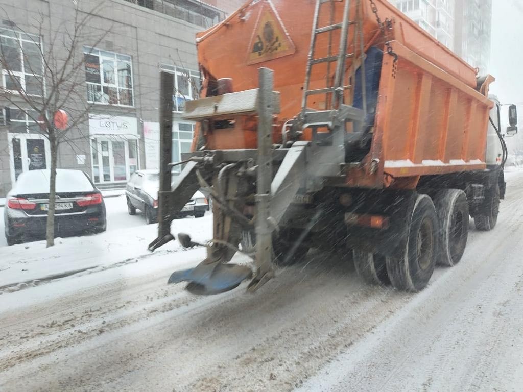 На дорогах коммунальщики убирают снег