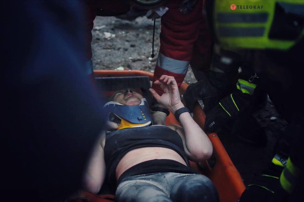 Фото со спасённой из под завалов дома в Днепре женщиной публикует Офис президента