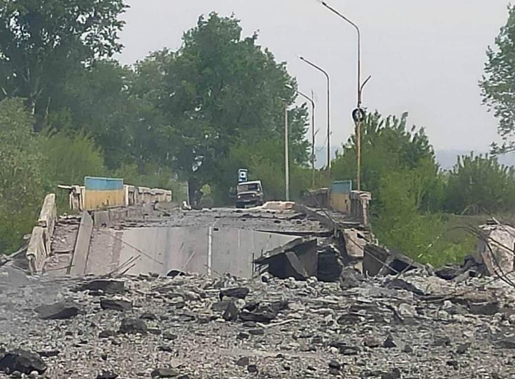 Гайдай сообщил о ситуации в Луганской области. Мост через реку Боровая взорван