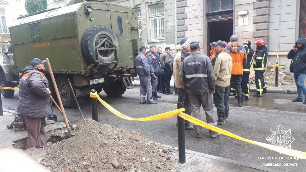 Коммунальные службы Львова тушат пожар из-под земли