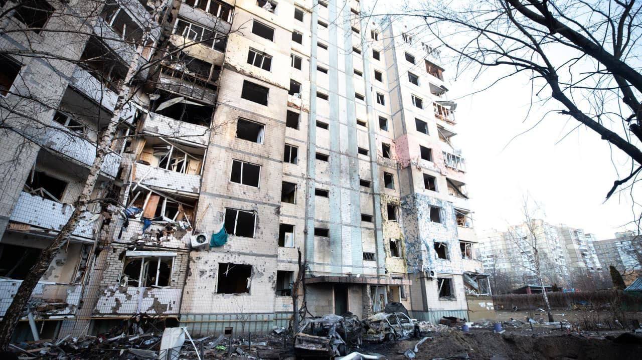 На дом в Киеве упали обломки ракеты