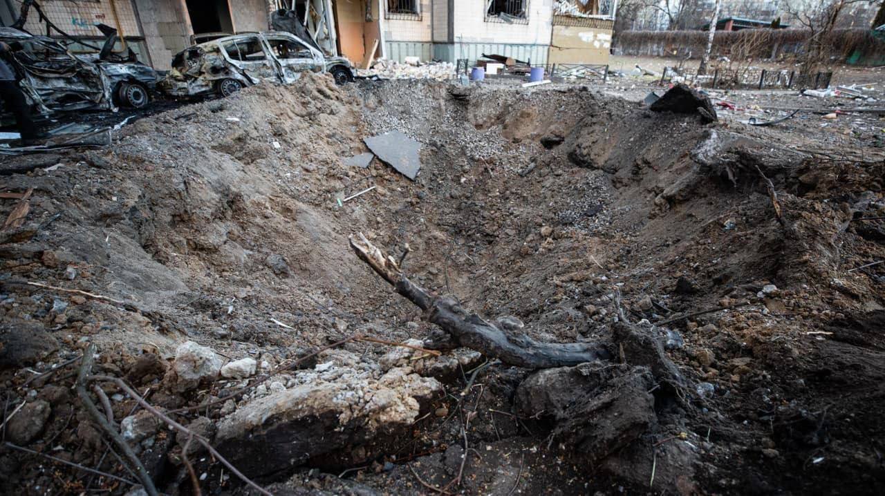 Последствия падения обломков ракеты в Киеве на дом