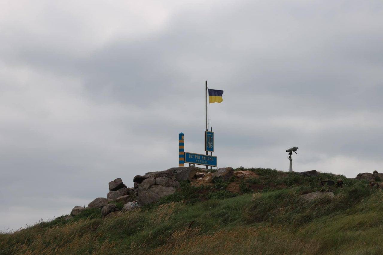 Госпогранслужба публикует фото украинского флага, который был вновь поднят над островом Змеиный