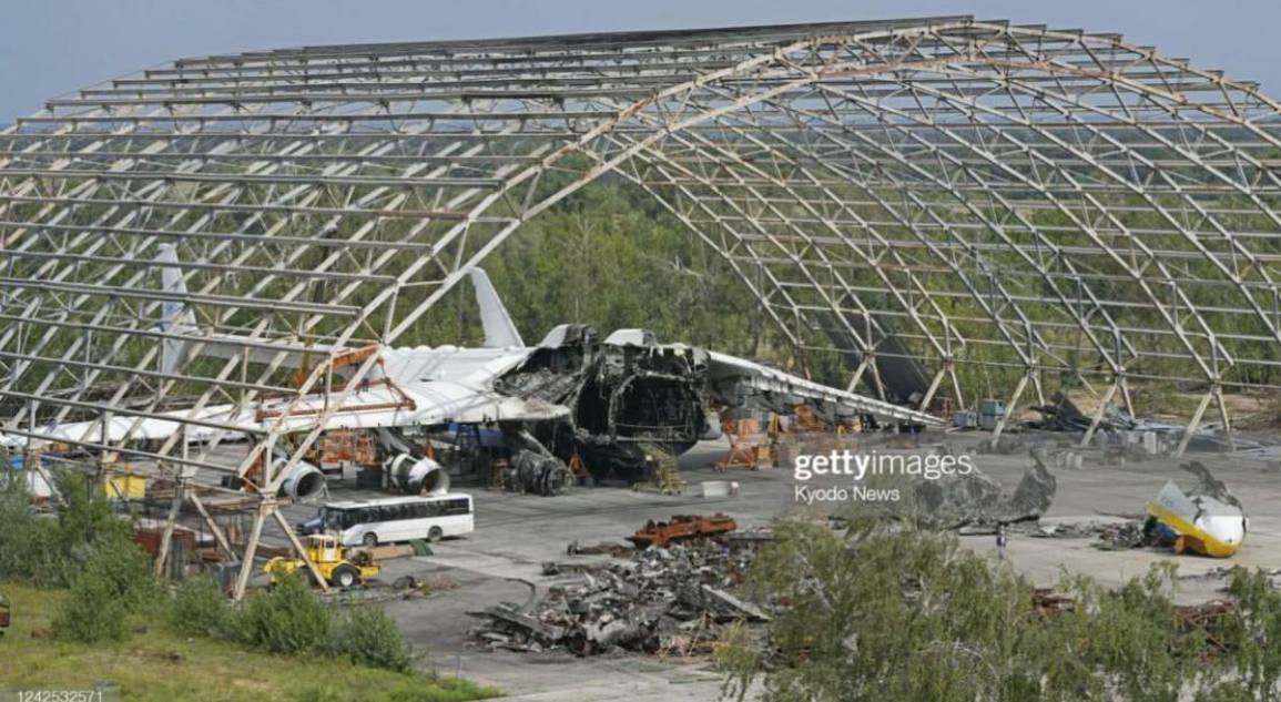 Вот как выглядит сейчас самый большой самолёт в мире - "Мрия", разрушенный в ходе боев в аэропорту Гостомеля
