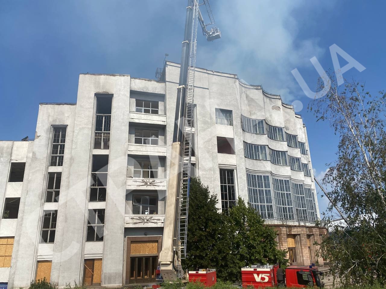 Спасатели тушат пожар в ДК Железнодорожников в Харькове.