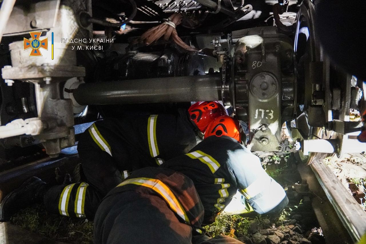 Спасатели достают тело погибшего под поездом