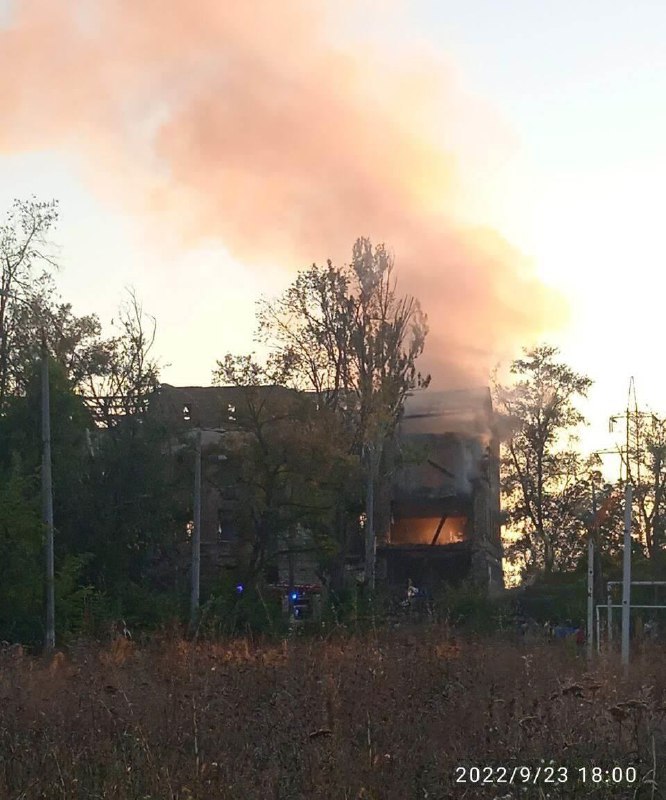 В школе в Мариуполе начался пожар