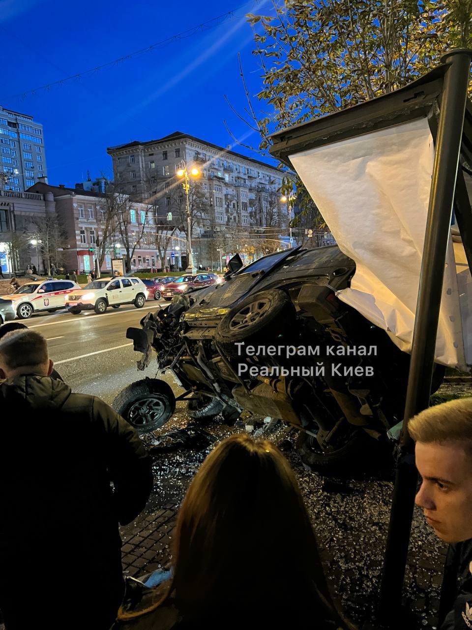 Появились фото и видео ДТП на Крещатике в Киеве