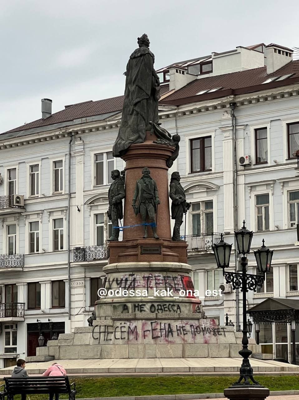 Активисты в Одессе отметились новой надписью на памятнике основателям города