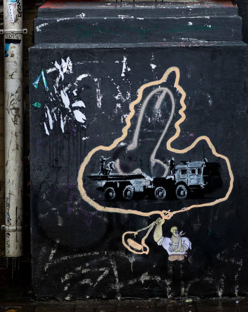 В Киеве неизвестные пририсовали казака к граффити Бэнкси