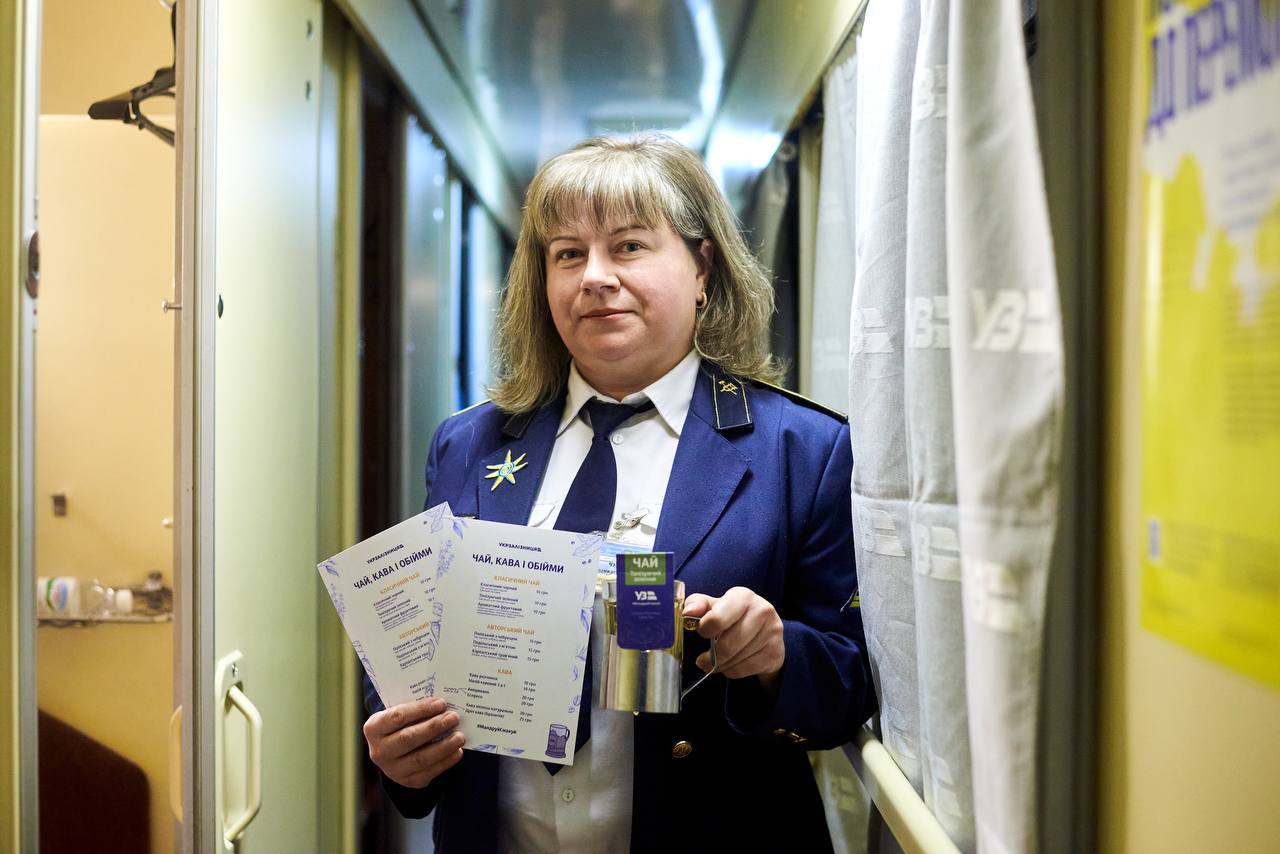 "Укрзализныця" возвращает в поезда чай, кофе и подстаканники