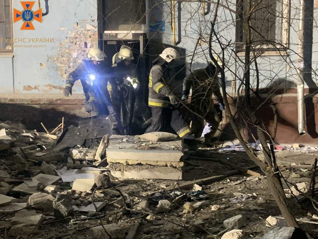Рятувальники ліквідують наслідки ракетного удару по дому у Запоріжжі