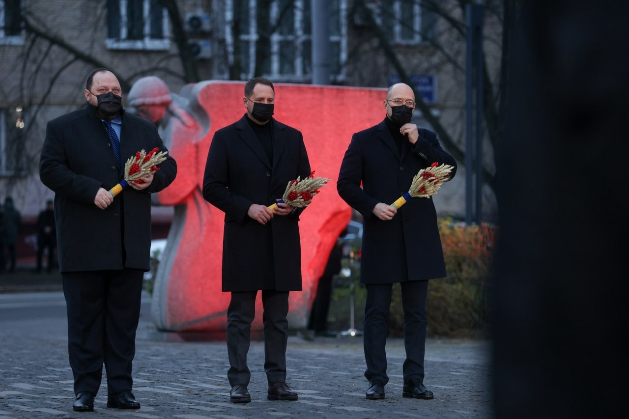 Зеленский вместе с первой леди, Ермаком, Стефанчуком и Шмыгалем почтили память жертв голодоморов