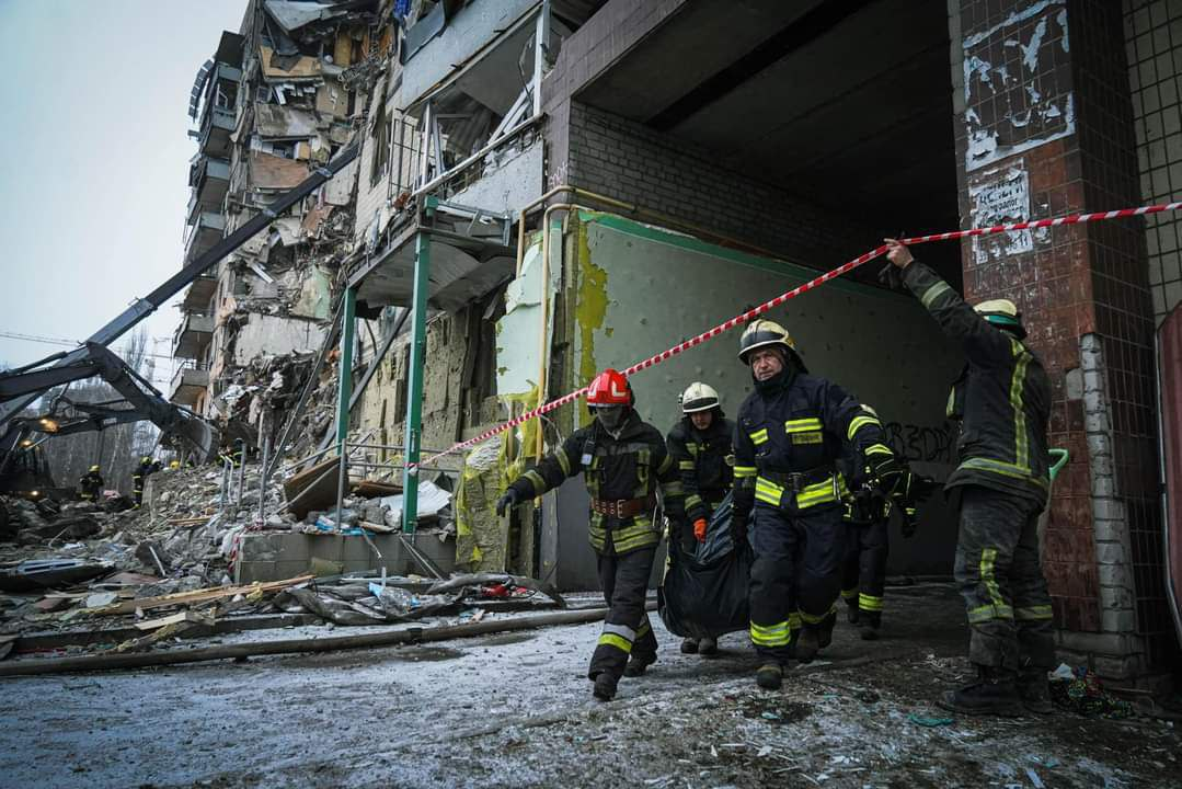 фото разбора завалов многоэтажки в Днепре