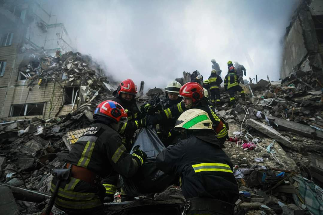 фото разбора завалов многоэтажки в Днепре