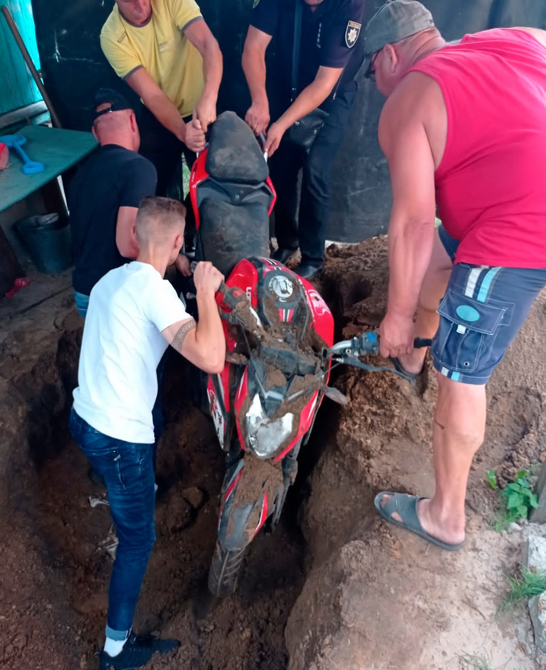В Житомирской области нашли мотоцикл, закопанный под землю
