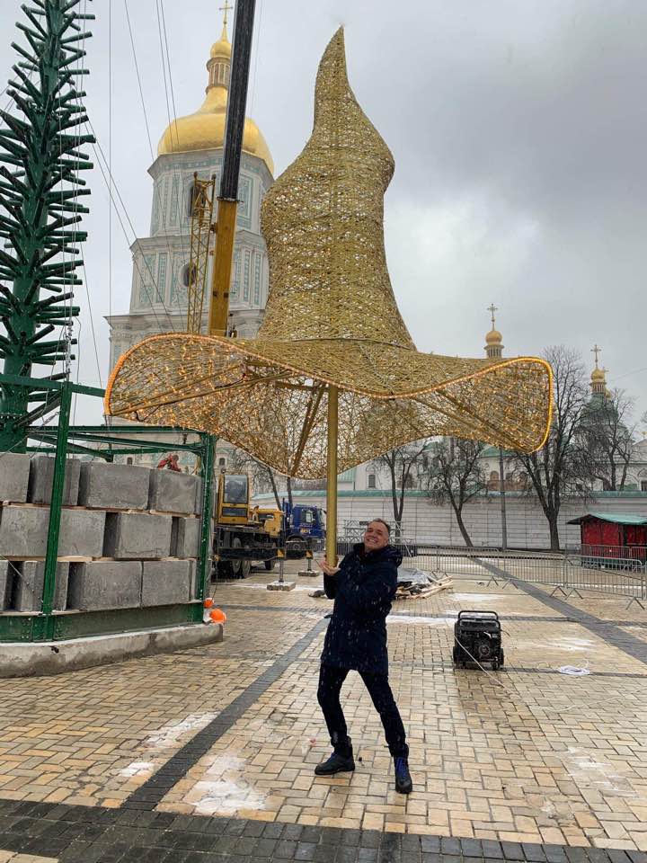 Игорь Добробуцкий шляпа елка Киев