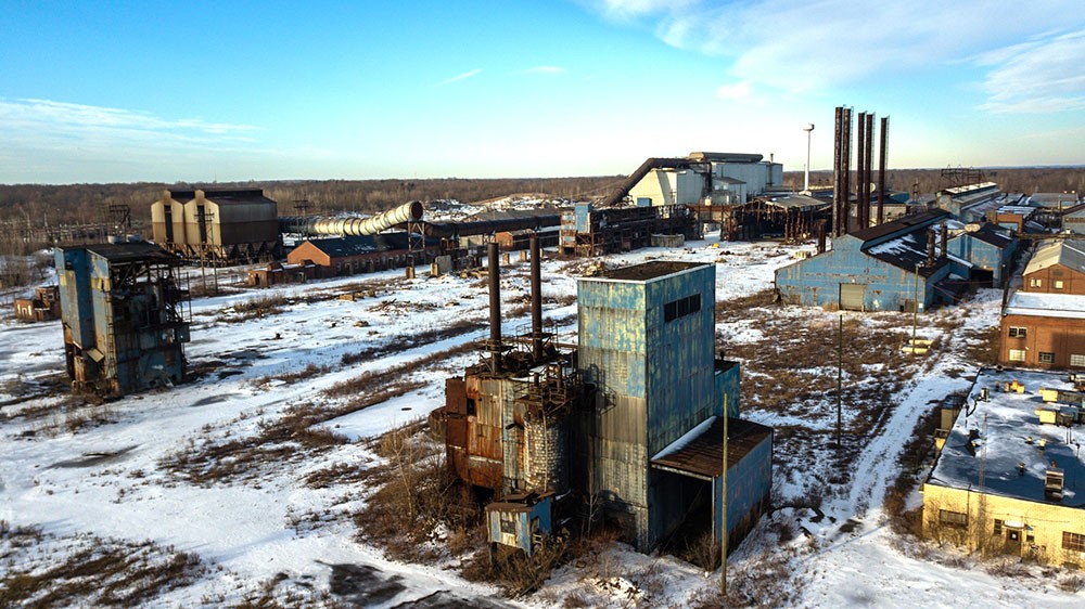 Г-н Коломойский и его партнеры закрыли компанию Warren Steel в Уоррене, штат Огайо, в 2016 году, в результате чего 162 человека остались без работы, а кучи опасных отходов и неочищенные сточные воды попали в близлежащую реку Махонинг