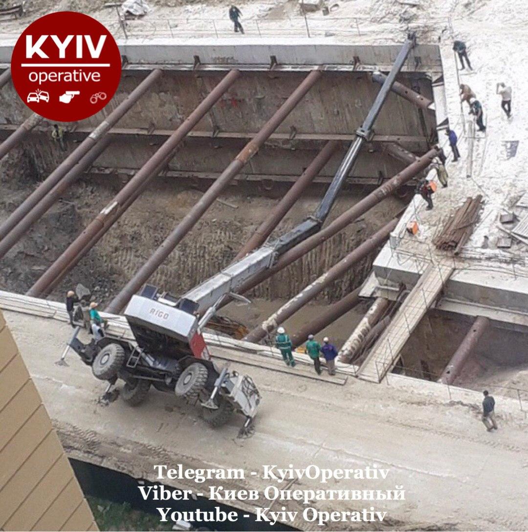 На Виноградаре при строительстве метро в Киеве упал автокран