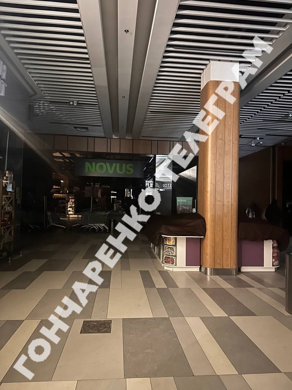 Фото закрытого из-за отсутствия света супермаркета в Киеве